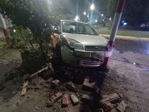 Un joven alcoholizado chocó contra un poste de luz, se peleó con la policía y terminó detenido en La Plata