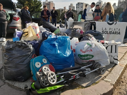 La ONG La Plata Solidaria realizó una colecta de ropa en el centro de La Plata