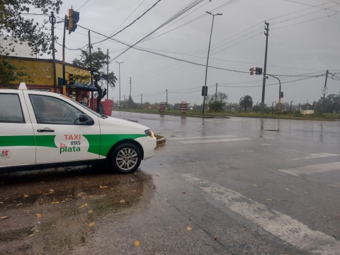 Vecinos alertaron por anegamientos sobre la avenida 520 en Melchor Romero