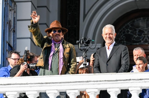 Furor por Johnny Depp en La Plata: Fue declarado “visitante ilustre” y miles de personas lo recibieron en la municipalidad