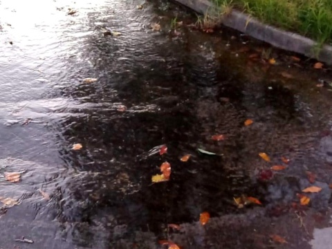 Se rompió un caño, el agua circula como "un río" en una calle de La Cumbre y los vecinos no reciben respuestas