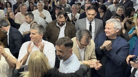Un concejal del PRO sorprendi&oacute; en un acto libertario en La Plata: &iquest;deja el macrismo para sumarse a La Libertad Avanza?
