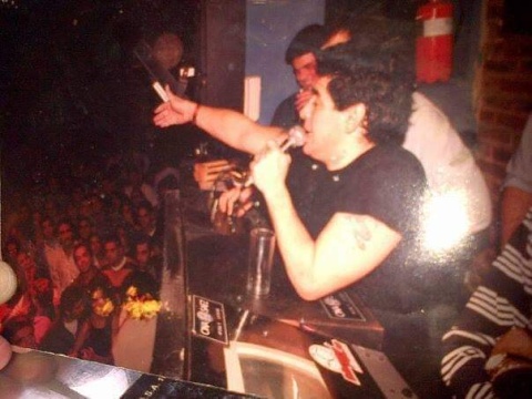 Cuando Maradona llevó la fiesta a un reconocido boliche platense de la mano de un local