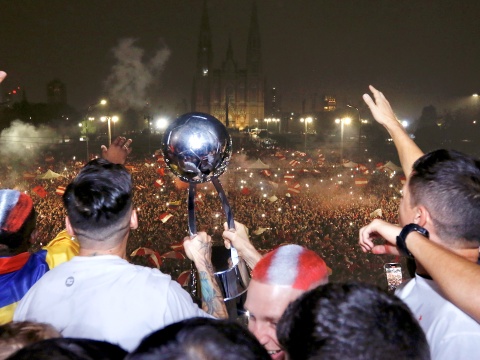 El Pincha festejó un nuevo título ante una multitud en Plaza Moreno