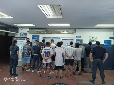 El clásico que no queremos ver: Varios detenidos, policías heridos y un hincha del Lobo que pelea por su vida