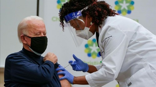 Joe Biden recibió la primera dosis de la vacuna contra el coronavirus