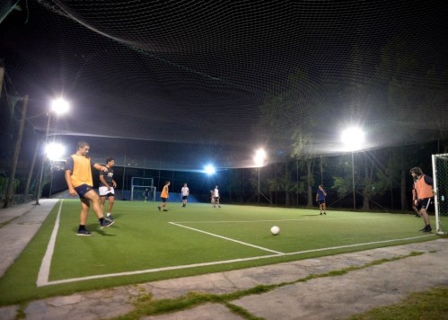 Usaban canchitas de fútbol como pantalla en La Plata: en el fondo del complejo se ejercía la prostitución con 20 mujeres