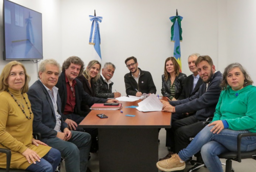 Se firmó el convenio para construir 21 casas en Melchor Romero y avanzar en la urbanización del barrio Néstor Kirchner
