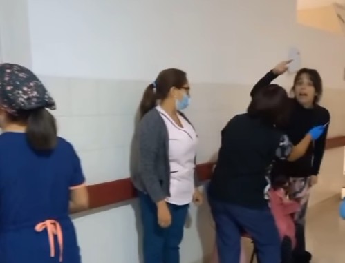 Una madre atacó brutalmente a una pediatra en el Hospital de Niños de La Plata: la arañó y le pegó una trompada