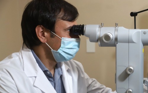 Un joven fue al oftalmólogo porque le picaba el ojo y lo que encontraron lo dejó "boquiabierto"