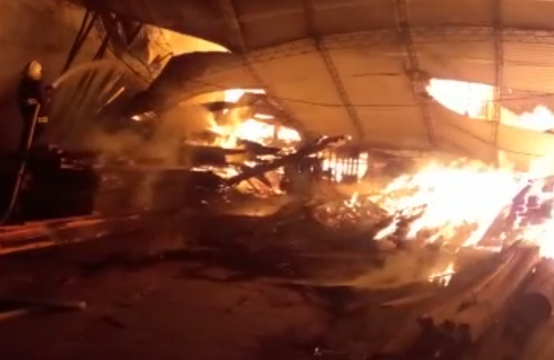 El fuego destrozó una maderera en Gonnet y los bomberos controlaron las llamas