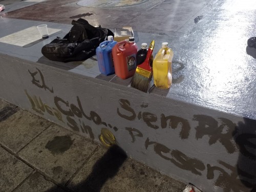 Demoraron a dos personas que vandalizaron la piedra fundacional de la Plaza Moreno