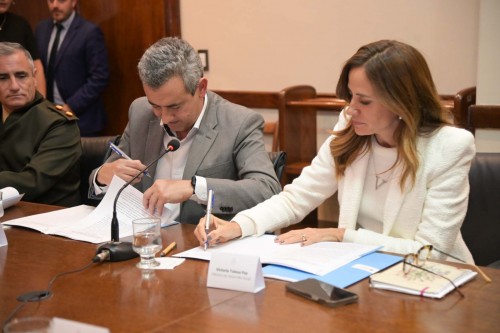 Tolosa Paz y Taiana firmaron un convenio para la urbanización de barrios populares en la lucha contra el narcotráfico
