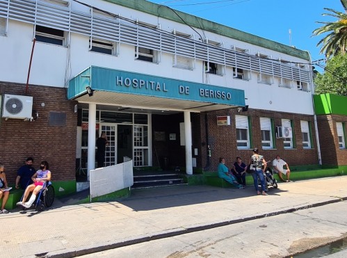En medio de la movilización de los municipales de Berisso, un trabajador sufrió un paro cardiorrespiratorio y está internado