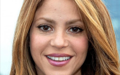 El disco de Shakira "Laundry Service" cumple 20 años y lo celebra con un nuevo lanzamiento