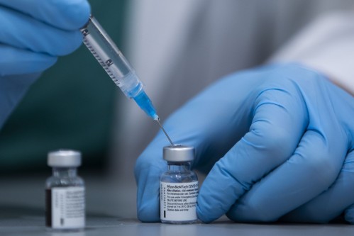 El mundo se ilusiona con una vacuna rápida contra la variante Ómicron
