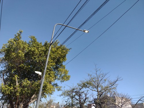 "Apaguen las luces": Denuncian que las luminarias de La Loma están prendidas desde hace meses