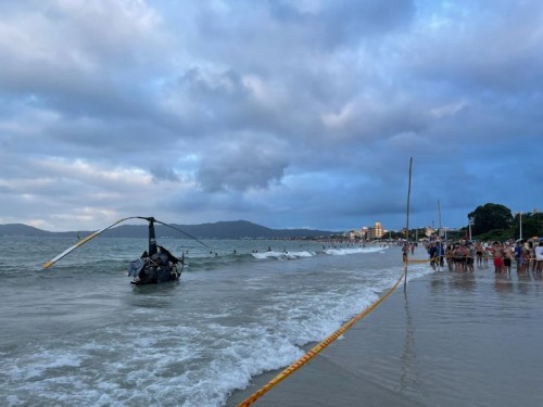 Se produjo un milagroso rescate de dos argentinos que cayeron al agua con su helicóptero