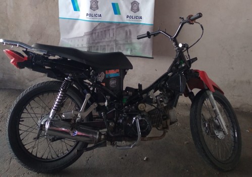 Circulaba sin papeles en barrio Hipódromo y descubrieron que era una moto robada