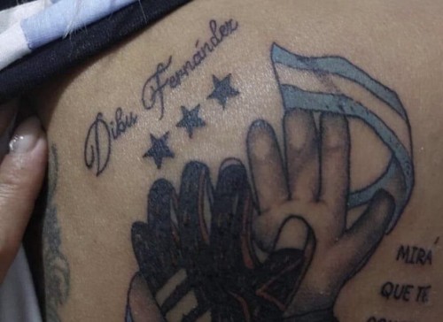 Así corrigieron el insólito tatuaje del "Dibu Fernández" que se había vuelto viral: señalan que aun queda otro error