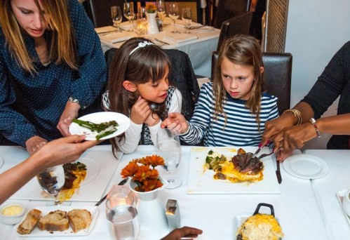 Un restaurante prohibió el ingreso a los menores de 10 años y estalló la polémica en las redes: "Sabemos que va a molestar"