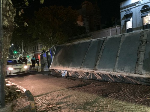 Un camión volcó en Plaza Italia y provocó un caos de tránsito