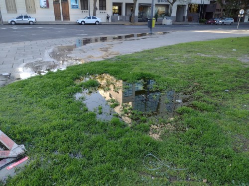"No se puede ni salir a correr": Denuncian una gran pérdida de agua en Plaza Moreno