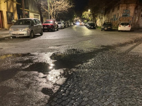 "La calle está engañosa": Vecinos de Barrio Norte en La Plata reclaman por el estado del empedrado