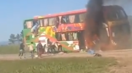 Se incendió un micro en la ruta y los pasajeros tuvieron que saltar por la ventana para no quemarse vivos