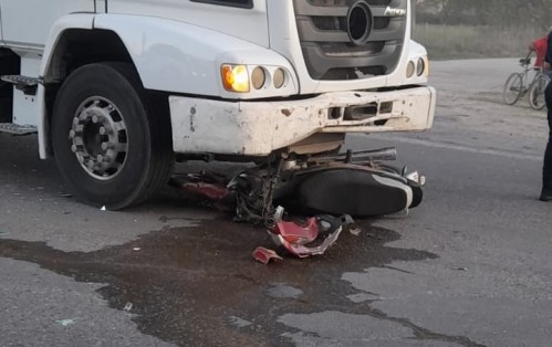 Un padre transitaba en moto con su hijo y quedó debajo de las ruedas de un camión en La Plata