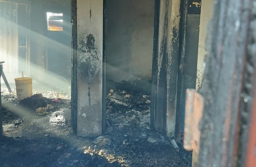 Un voraz incendió arrasó con una casa en Melchor Romero y tanto una mujer como sus hijos lograron escapar