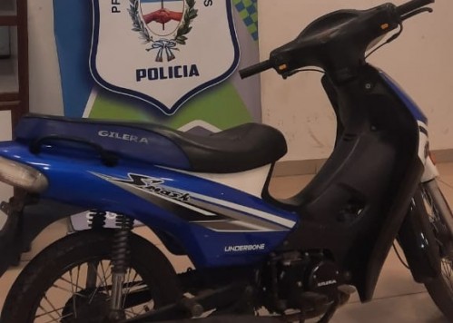 Andaban armados en una moto robada y lograron detenerlos en La Plata