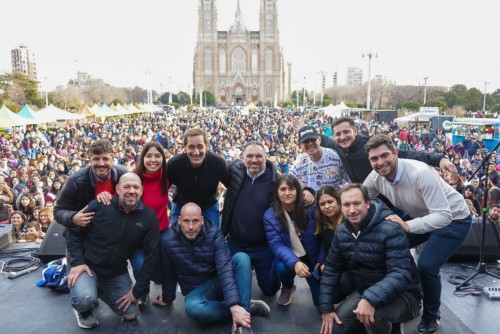 Julio Garro celebró el cierre de las vacaciones de invierno junto a 20 mil platenses en Plaza Moreno