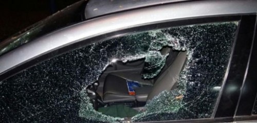 Rompieron los vidrios de un auto para robarle a una mujer en La Loma