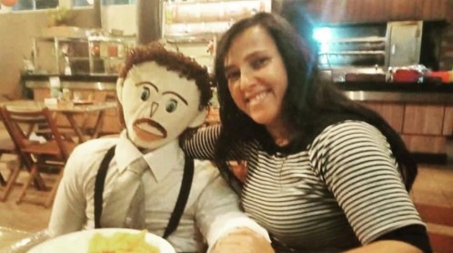 Una mujer se "caso" con un muñeco de trapo por estar cansada de los hombres: afirma que tuvieron un hijo