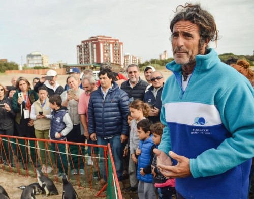 De chiquito "vivía" en el Zoo de La Plata, se volvió un fanático y ahora ya lleva 30 años rescatando animales marinos