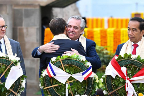 Descalzo, con flores y estolas rosas: junto a líderes del G20, Alberto Fernández participó de un homenaje a Gandhi