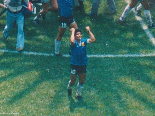 Fotos inéditas del gol de Maradona a Inglaterra en 1986: un turista las encontró 36 años después en una vieja cámara