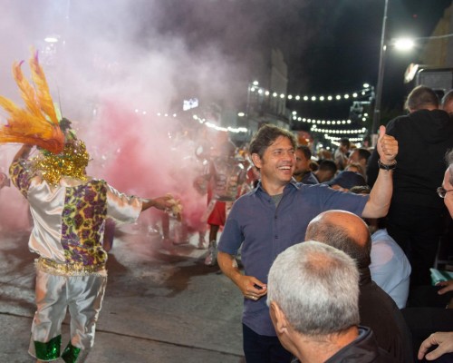 Kicillof no se perdió el carnaval de Ensenada que cerró su segunda noche con 15 comparsas