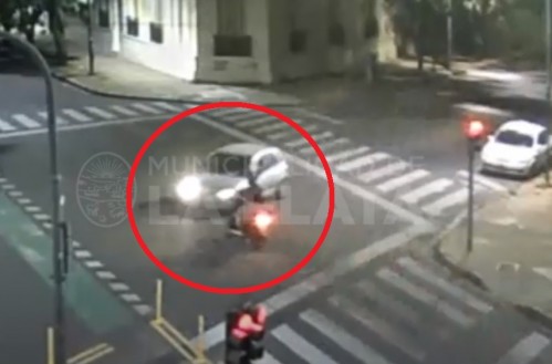 Un motociclista cruzó en rojo por 14 y 54, fue embestido por un auto y terminó en el Hospital Gutiérrez