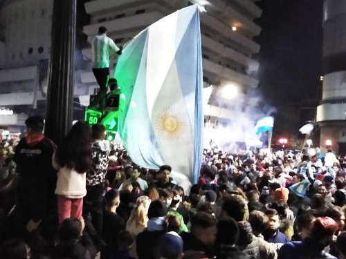 Así festejaron los platenses el triunfo de la Selección Argentina en la esquina de 7 y 50