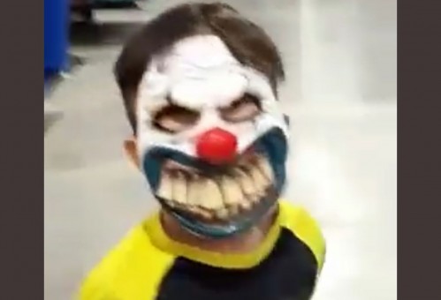 Un nene se puso una mascara, asustó a la gente en un supermercado y se volvió viral