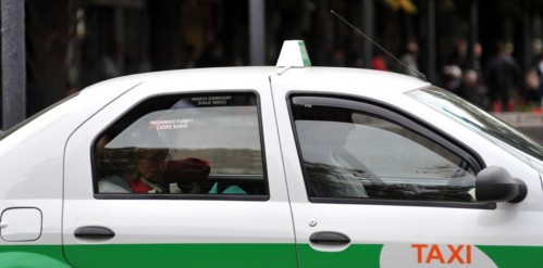 Delincuentes engañaron a un taxista, le robaron y quisieron meterlo en el baúl del auto en La Plata