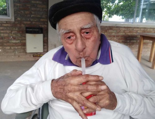 "Estaba deshidratado y muy dolorido": el terrible relato de la familia del abuelo platense que murió lleno de golpes
