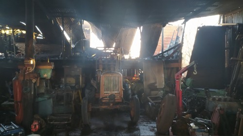 Un feroz incendio en su taller mecánico los dejó sin nada en La Plata y necesitan ayuda