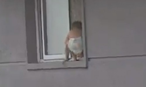 Un bebé se subió a la ventana de su casa en un segundo piso y estuvo a punto de caerse porque su papá "se quedó dormido"