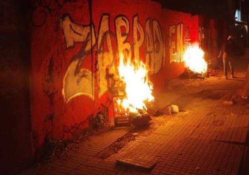 Hinchas de Gimnasia prendieron fuego murales de Estudiantes en la zona de 1 y 57: respondieron con pinchaduras de neumáticos