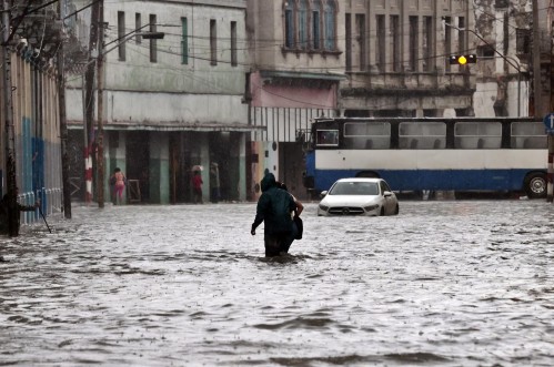 Las fuertes lluvias remanentes del huracán Agatha en Cuba dejaron almenos tres muertos y un desaparecido