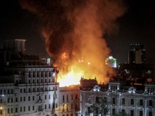 Un voraz incendió arrasó con un edificio antiguo en pleno centro de Perú