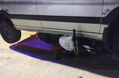 Una moto quedó debajo de una camioneta en Berisso: ambos conductores tienen 18 años